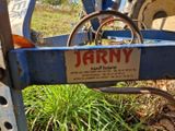 une pancarte à l'arrière d'un tracteur sur laquelle on peut lire « jarny »