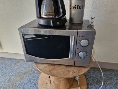 Lot comprenant : Micro-ondes DAEWOO, cafetière MOULINEX, deu…