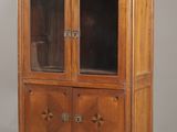 une vieille armoire en bois avec des portes vitrées et des tiroirs