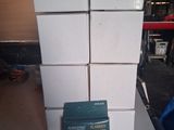 une pile de cartons posée sur un comptoir