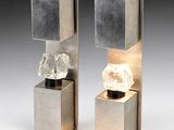 une paire de cubes en argent avec une pierre au milieu