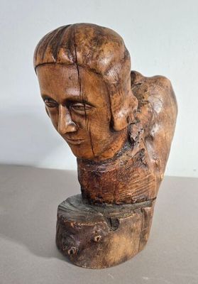 buste en bois sculpté représentant un homme dont la tête est tournée sur le côté