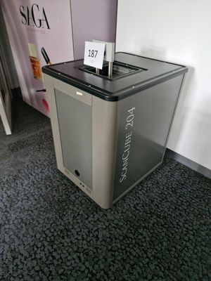 une poubelle posée dans un coin d'une pièce