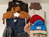 un tas de vêtements et un chapeau posés sur une table