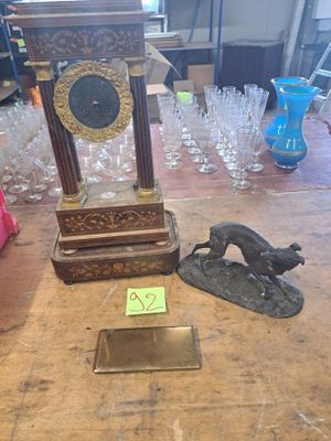 une table sur laquelle se trouvent une horloge et de nombreux verres