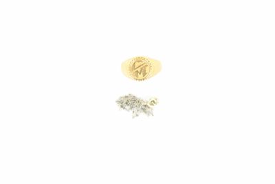 une photo d'une paire de boucles d'oreilles posée sur une surface blanche