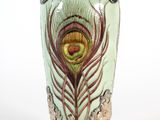 un vase orné d'une plume de paon