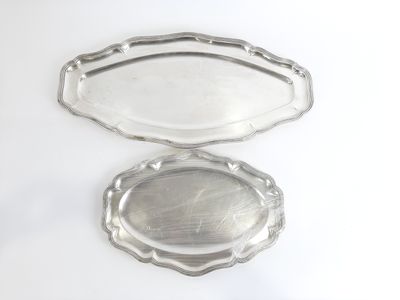 deux plateaux en argent posés sur une table blanche, sur fond blanc