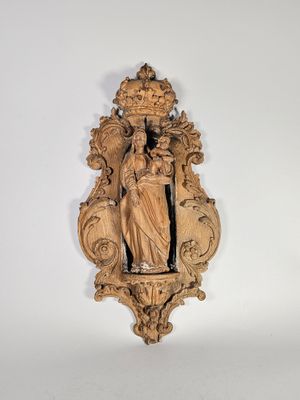 statue en bois sculpté représentant une femme tenant un enfant dans ses bras