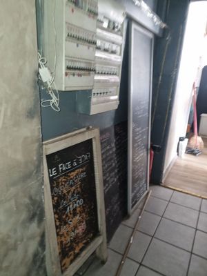 un tableau noir accroché au mur à côté d'une porte