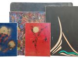 Plusieurs types de tableaux sont exposés sur une surface blanche