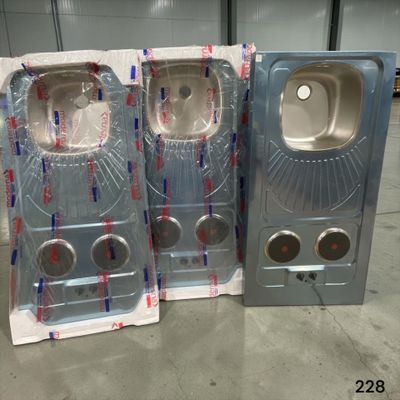 trois paquets de papier toilette emballés dans du plastique, posés par terre
