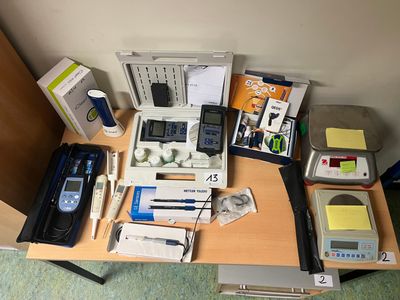 un bureau sur lequel se trouvent de nombreuses fournitures de bureau
