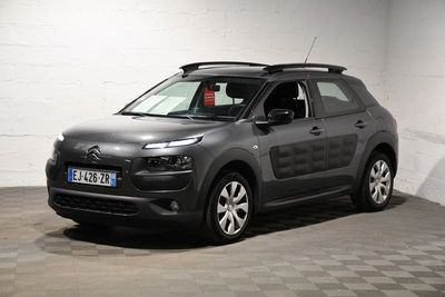 La Citroën grise est garée dans un garage au sol carrelé