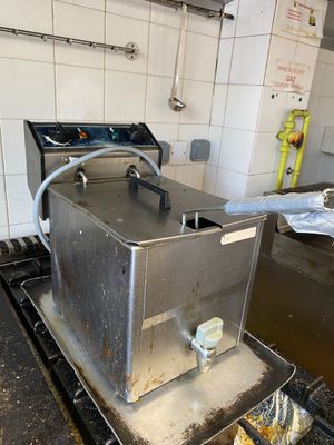 un appareil posé sur une cuisinière dans une cuisine