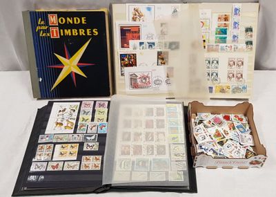 beaucoup de timbres dans une boîte posée sur la table