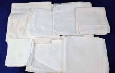 une pile de serviettes blanches posées sur une nappe bleue