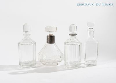 trois bouteilles en verre posées les unes à côté des autres sur une surface blanche