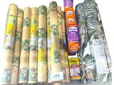 plusieurs rouleaux de papier d'emballage posés sur une étagère métallique