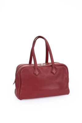 un sac à main en cuir rouge sur fond blanc