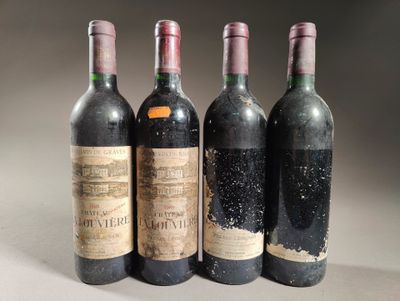 trois bouteilles de vin sont alignées sur une table