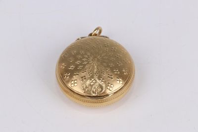 un cadenas doré orné d'un motif floral sur un fond blanc