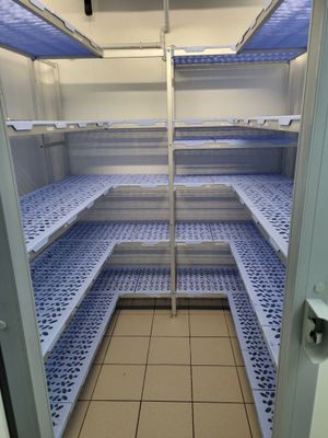 un réfrigérateur vide avec des étagères au milieu