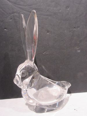 un oiseau en verre transparent avec une cuillère dans le bec