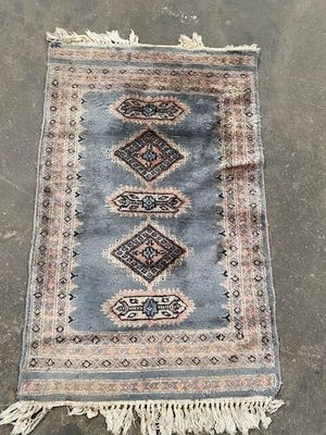 un tapis bleu et beige orné d'un motif en losanges