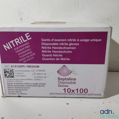 une boîte de gants en nitrile posée sur une table