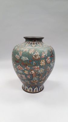 un vase posé sur une surface blanche