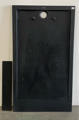 une porte noire et un haut-parleur noir posé par terre