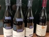plusieurs bouteilles de vin sont alignées sur un comptoir