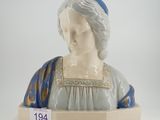une figurine représentant une femme en robe bleue