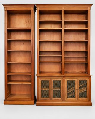 deux bibliothèques en bois avec des portes vitrées et des étagères de chaque côté