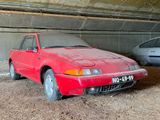 une voiture rouge garée dans un garage