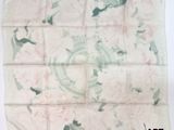 une photo d'une serviette de table ornée d'un motif floral