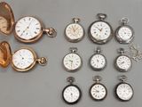 de nombreux types de montres de poche sur la table