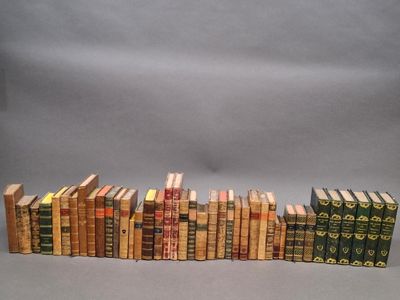 un groupe de livres superposés sur une table