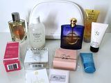 un sac à main blanc orné de nombreux produits de beauté