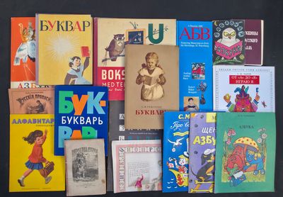 Plusieurs livres pour enfants sont alignés sur une surface noire