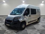 la camionnette blanche est garée sur le sol en damier d'une pièce