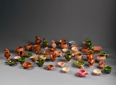plusieurs types de poteries différentes sur une table