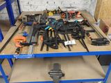une table sur laquelle sont posés plusieurs outils