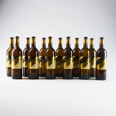 un groupe de six bouteilles de vin assises les unes à côté des autres