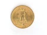 une image d'une pièce d'or sur une surface blanche
