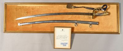 deux épées exposées dans un coffret en bois