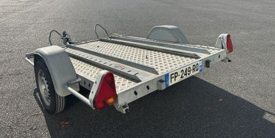 une photo d'une remorque garée sur un parking