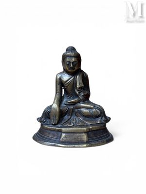 statue d'un Bouddha assis en position du lotus sur un fond blanc