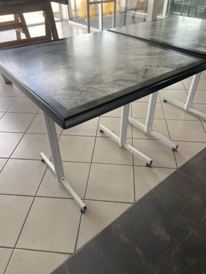 deux tables posées sur un sol carrelé